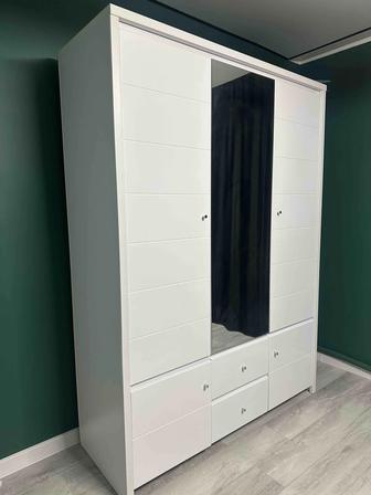 Распашной шкаф белый