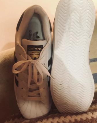 продаю кроссовки белые адике