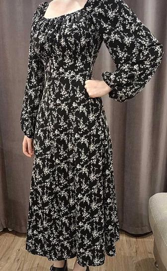Продаю черное длинное платье в цветочек