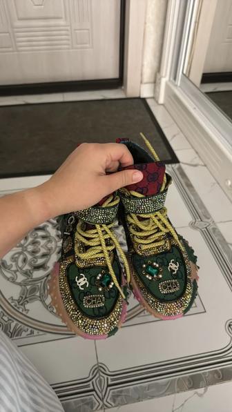 Красивые стильные кроссовки