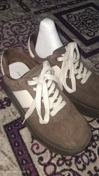 Продам женские кроссовки за дешево