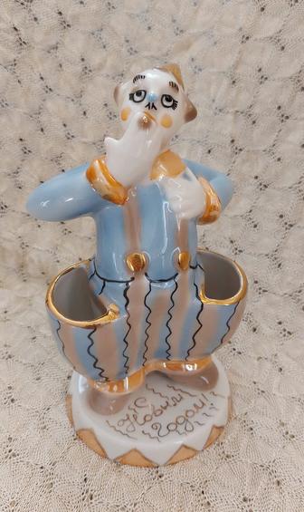 Фарфоровая статуетка карандашница