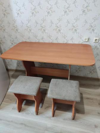 Стол с табуретками