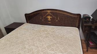 Продам двухспальную кровать, с тумбочками и матрасом