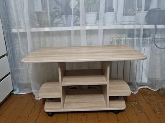 Продам стол по ТВ на колёсиках.