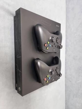 Xbox one X и 2 геймпада