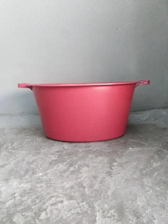 ПРОДАМ ДЁШЕВО таз. Из пластика, БОЛЬШОЙ, 40х25х50, 25л, овальный, бу