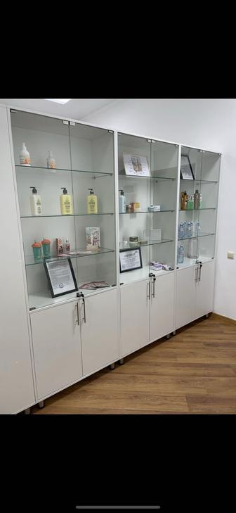 Продам витрину стеллажи