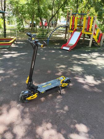 Продам электросамокат Vsett 10