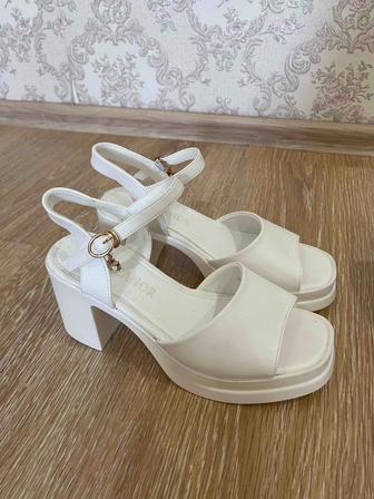 Белые босоножки