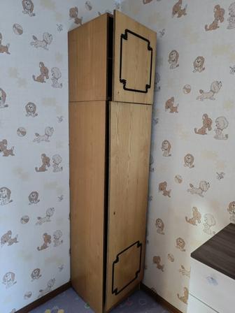 Шкаф старый деревянный