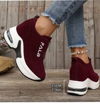 Продам новые кроссовки женские 39р за 5000