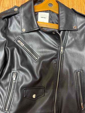 черная куртка-косуха из искусственной кожи от Koton.