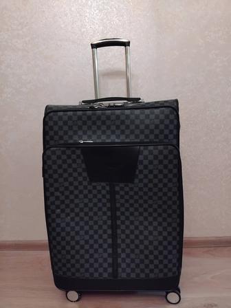 Продам кожаный чемодан