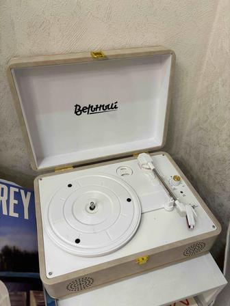 Виниловый проигрыватель в идеальном состоянии