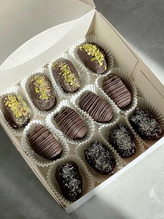 Финики и сладости в шоколаде