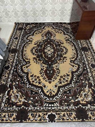 Срочно продам 2 ковра размером 2 на 3. Цена 10000 тг за ковер.