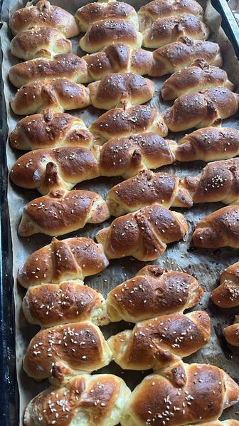 Рогалики с повидлом, пельмени манты , котлеты говядина , котлеты курица .