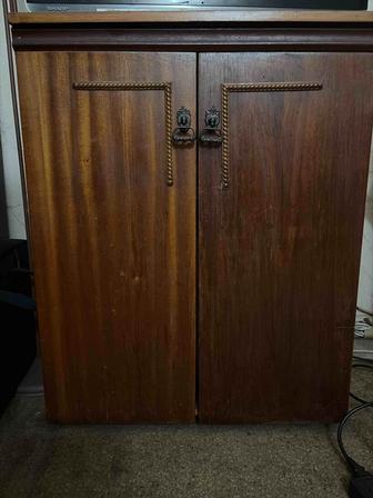 Продам 20 книжных полок, сервант, книжный шкаф, 4 тумбы, 2 стола, 5 стульев