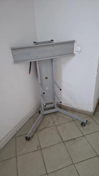 Напольная стойка для ТВ