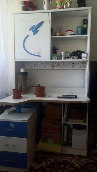 Отдам бесплатно шкаф,диван,стол школьный,само вывоз