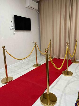 Мероприятий. Стойка ограждения и красный дорожка