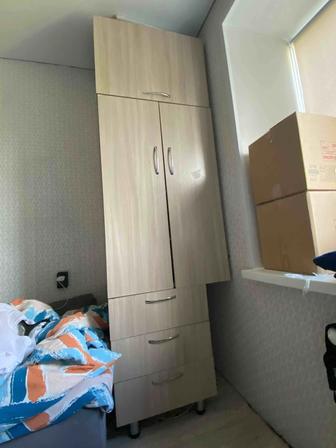 Шкаф с 4 полками и 3 выдвижных ящика