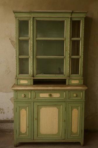 Продам старинный кухонный шкаф