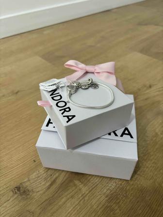 Продам Pandora браслет (с 2 бусинами)