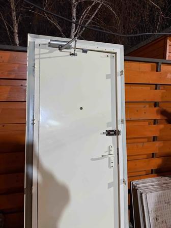 Продам дверь железная на доводчиках