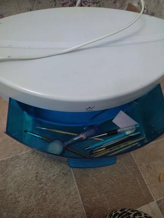 Продам все для маникюра недорого в отличном состоянии лампы ,аппарат