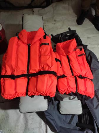 Продам спасательные жилеты.