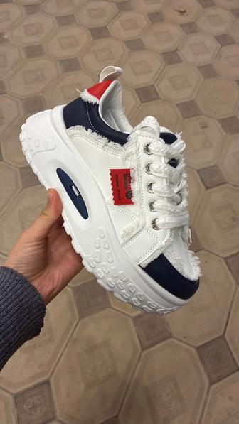 Продам новые кроссовки