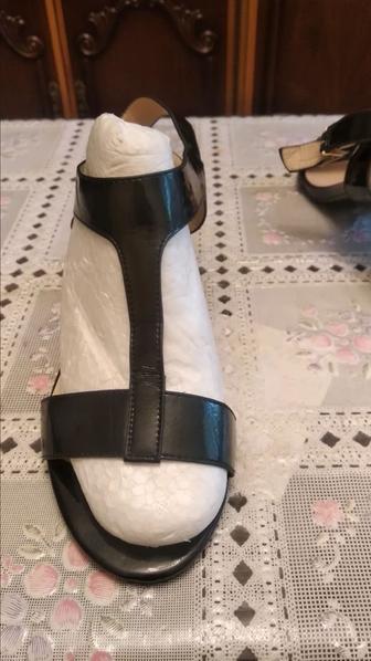 Продам женские босоножки