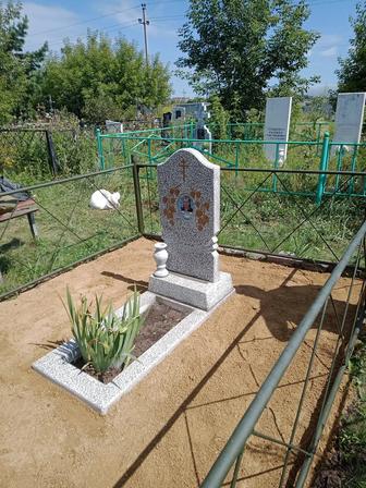 Памятники.