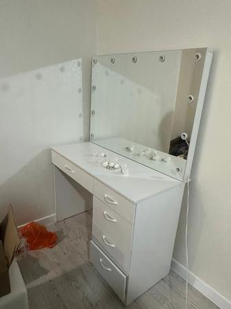 Туалетный столик с подсветкой