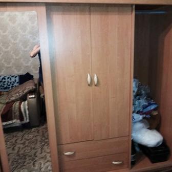 Отдам старый шкаф