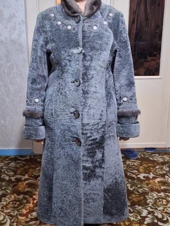 Продам шубу Мутон с норковыми вставками.