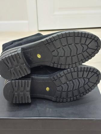 Продам женские зимние сапоги.