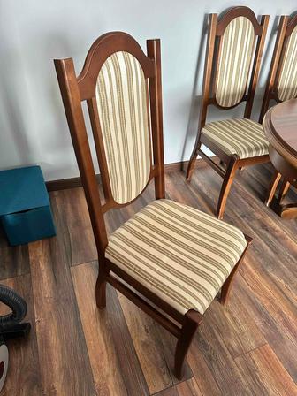 Продам стол со стульями из натурального дерева