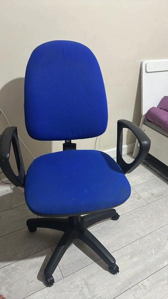 Кресло синего цвета . Рабочий . Не порван.