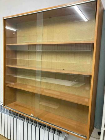 Навесные полки с раздвижными стеклами.