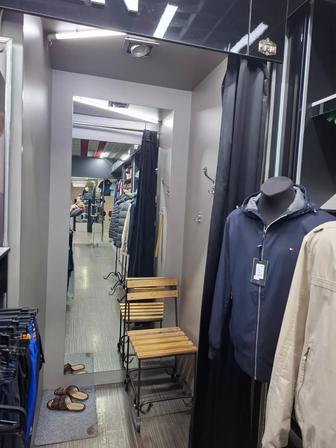 Продам торговое оборудование,витрины, стеллажи.