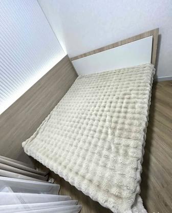 Кровать двуспальная без матраса в отличном состоянии