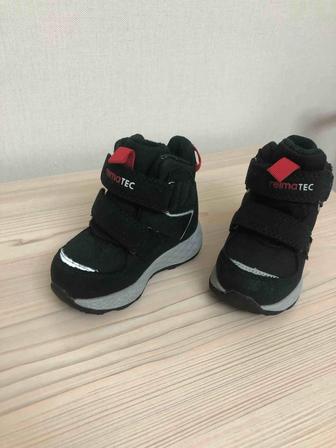 Продам детские зимние ботинки Reima