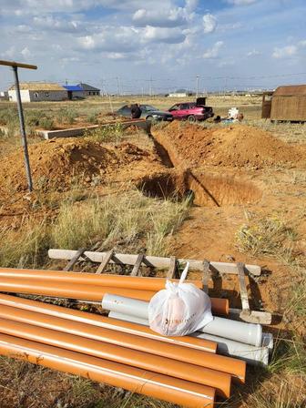 Капаем ямы в ручную, под водопровод канализацию, так же делаем прокол