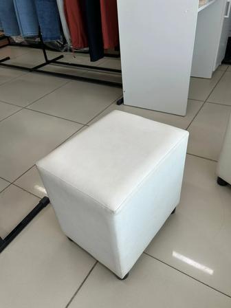 Стойки, вешалки, пуфики для бутика