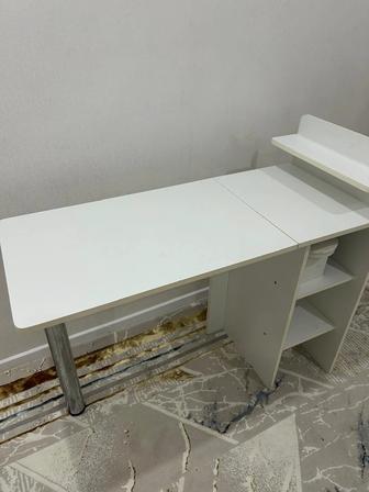 Маникюрный столик
