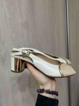 пара женских туфель-слингбэков (босоножек с ремешком на пятке)