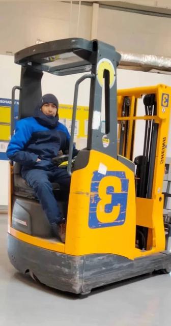 Слесарь, оператор, отдел продаж.